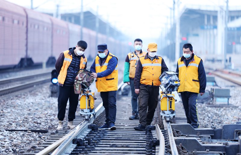 武铁麻城工务段职工给钢轨“看病”战春运