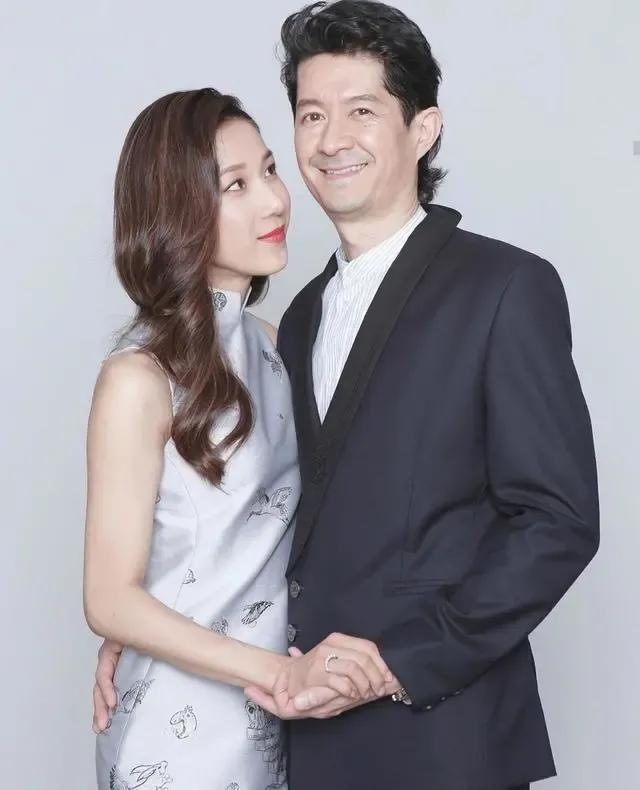 可愛！ 鍾嘉欣新年和女兒穿同款旗袍玩親親，獲兒子“翻白眼”嫌棄
