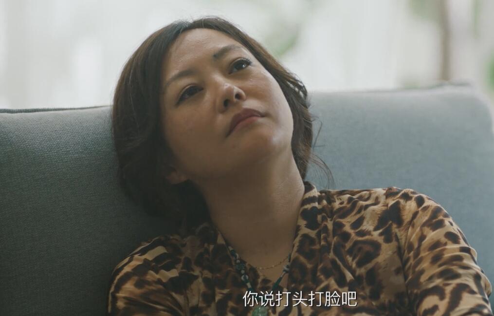 被家暴、出轨、冷暴力，在丈夫葬礼上大笑的郝