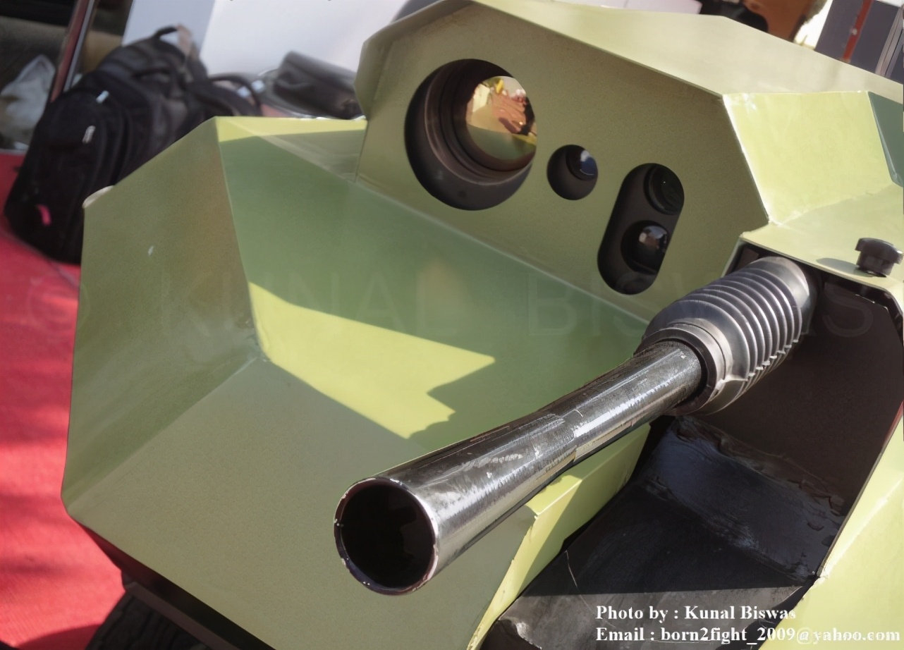 两印造地面作战机器人，有的像婴儿车，有的直接用手扶拖拉机改装