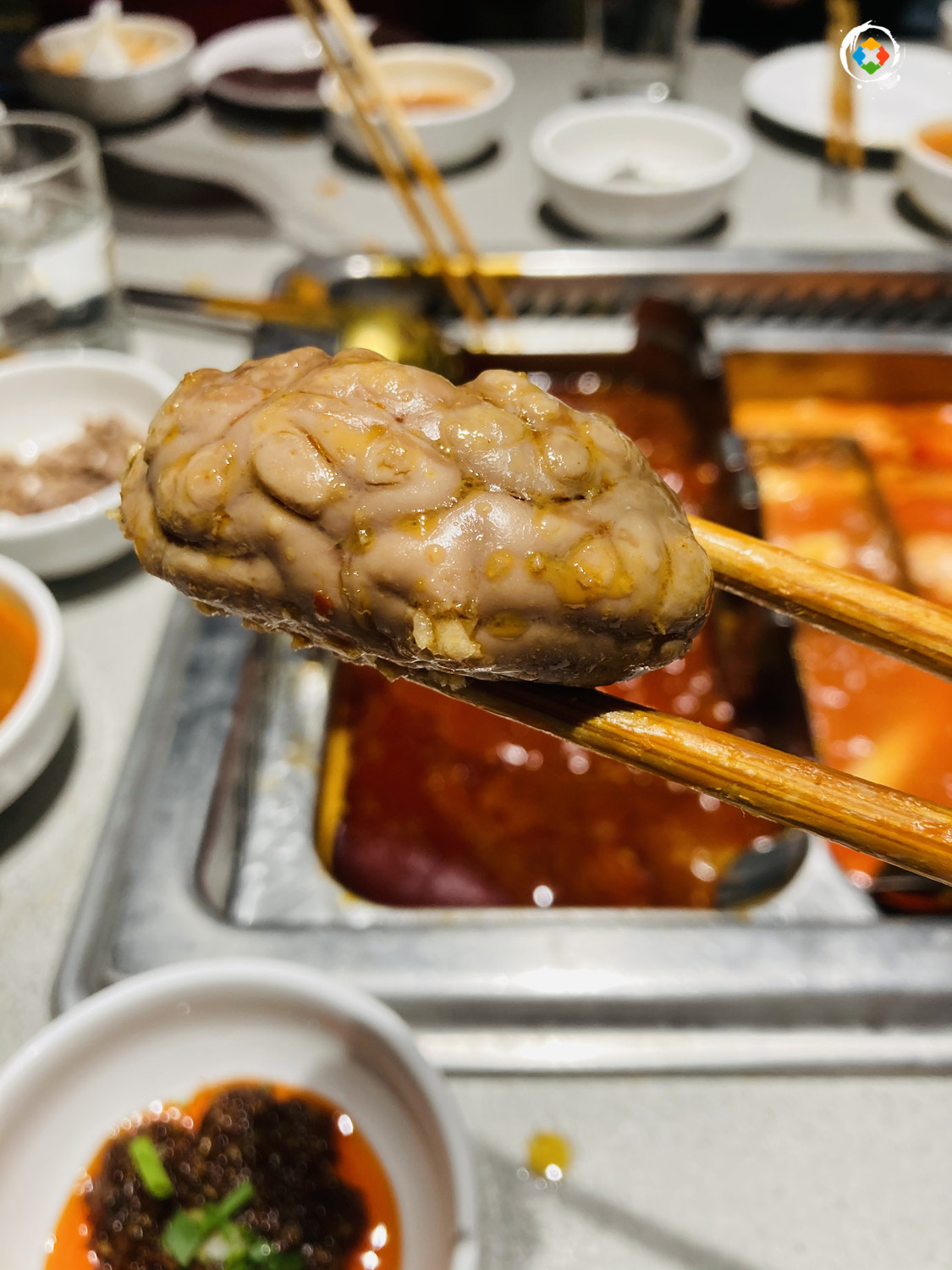 重庆人真的不吃海底捞吗？大量市民排队等位，本地人都被辣到不行