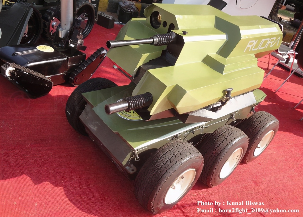 两印造地面作战机器人，有的像婴儿车，有的直接用手扶拖拉机改装