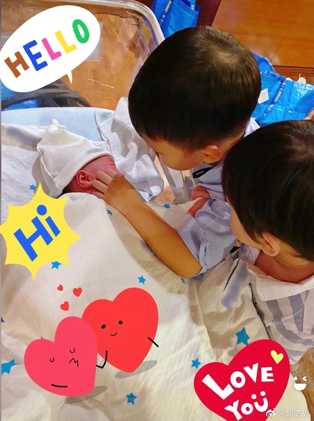胡杏兒曬全家福慶三胎兒子滿月，一家五口同框畫面溫馨幸福