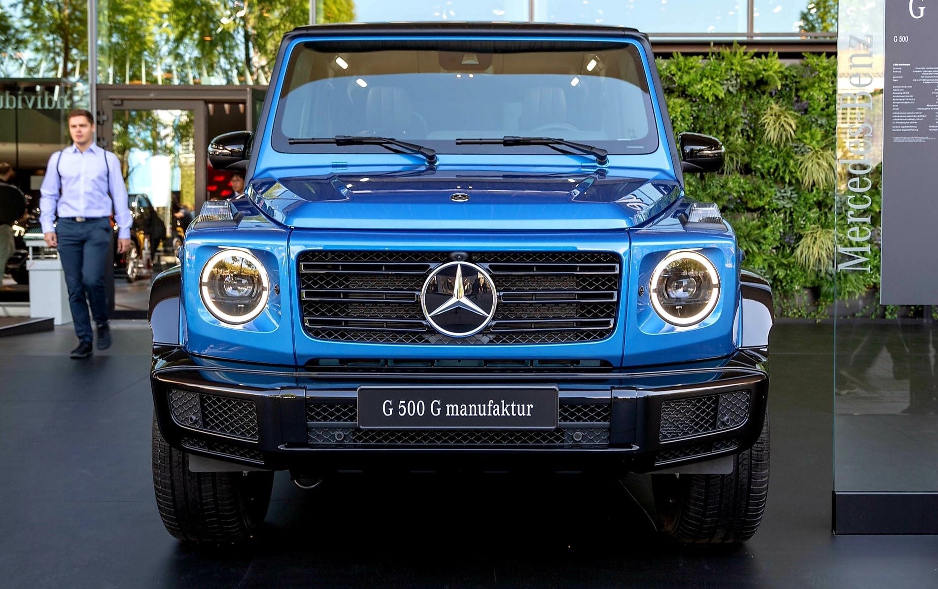 新款奔驰g500实拍,158.8万起售需加价等车,这个颜色叫什么蓝?