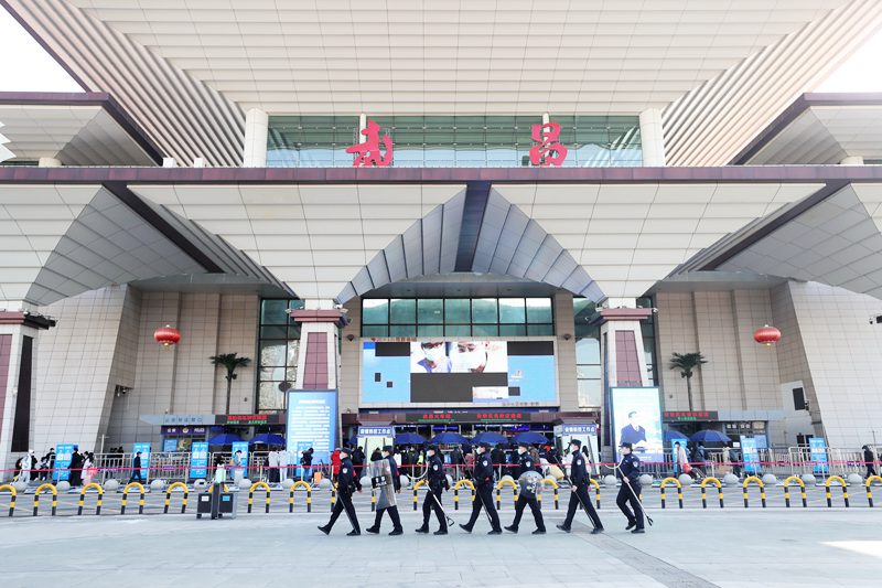 武汉铁路警方全力确保安全，2021年春运火车票今起开售
