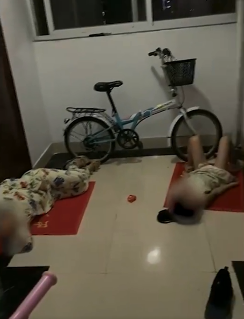 父母打麻将凌晨未归，俩孩子睡过道：这是为冲KPI才生娃？