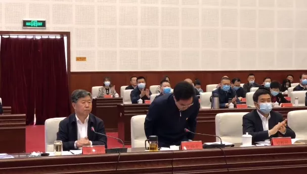 市長起身鞠躬道歉:sorry