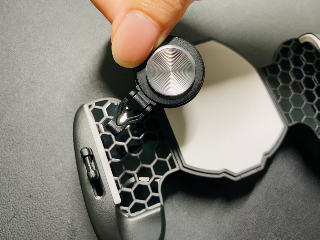 散热背夹+手柄，盖世小鸡GameSir F8 Pro半导体散热手柄体验