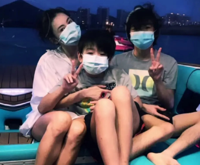 張柏芝錄節目倆兒子出鏡，Lucas顯成熟，二兒子成迷你版謝霆鋒