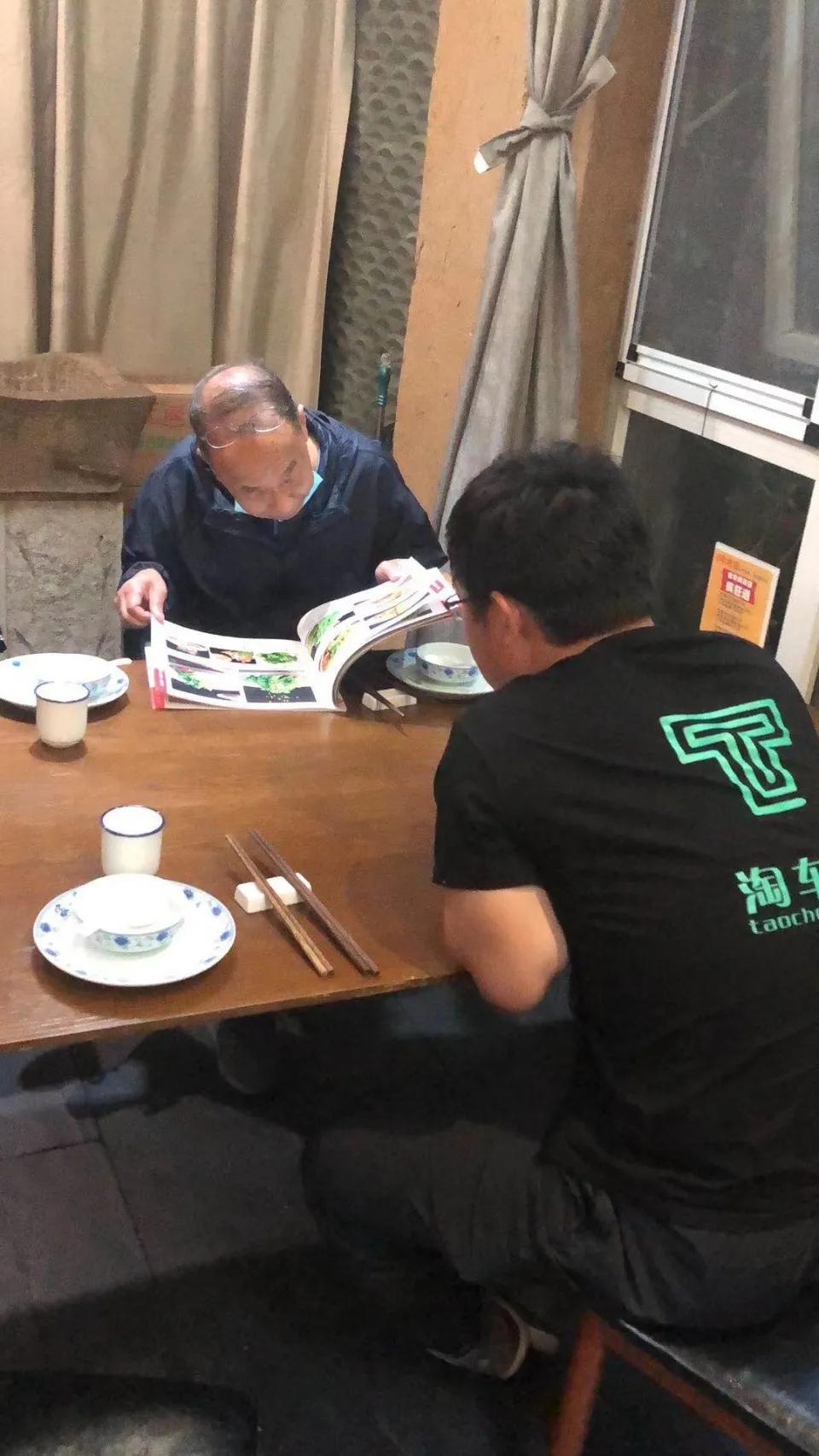 改个房车去旅行，60后大哥为一家人淘的日产NV200
