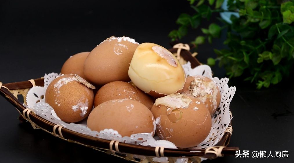 原来电饭锅能做烤鸡蛋，加点盐和水就可以了，比水煮蛋更好吃
