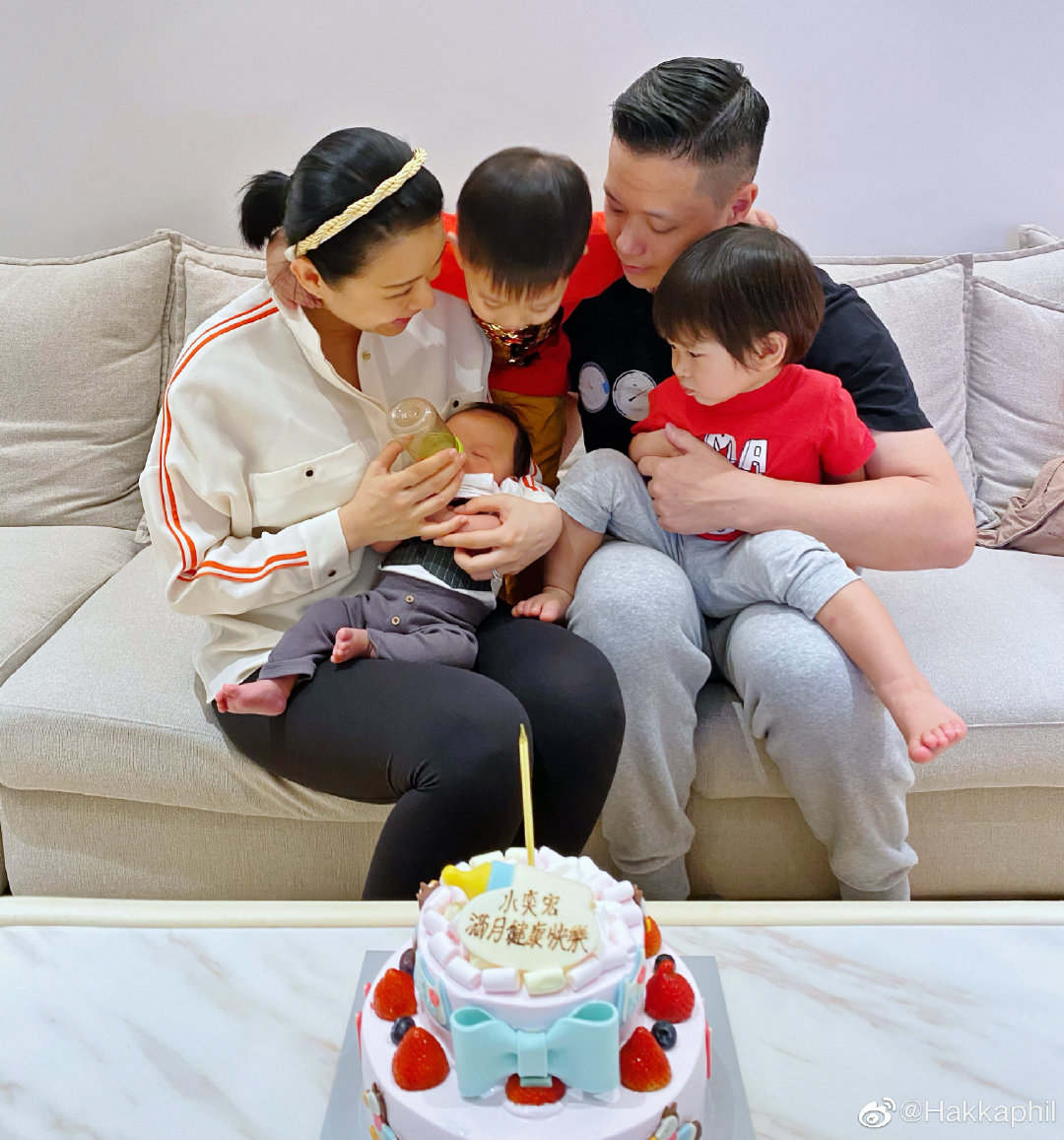 幸福感满满！胡杏儿疑似带二子回家团聚，老公开心晒亲子装