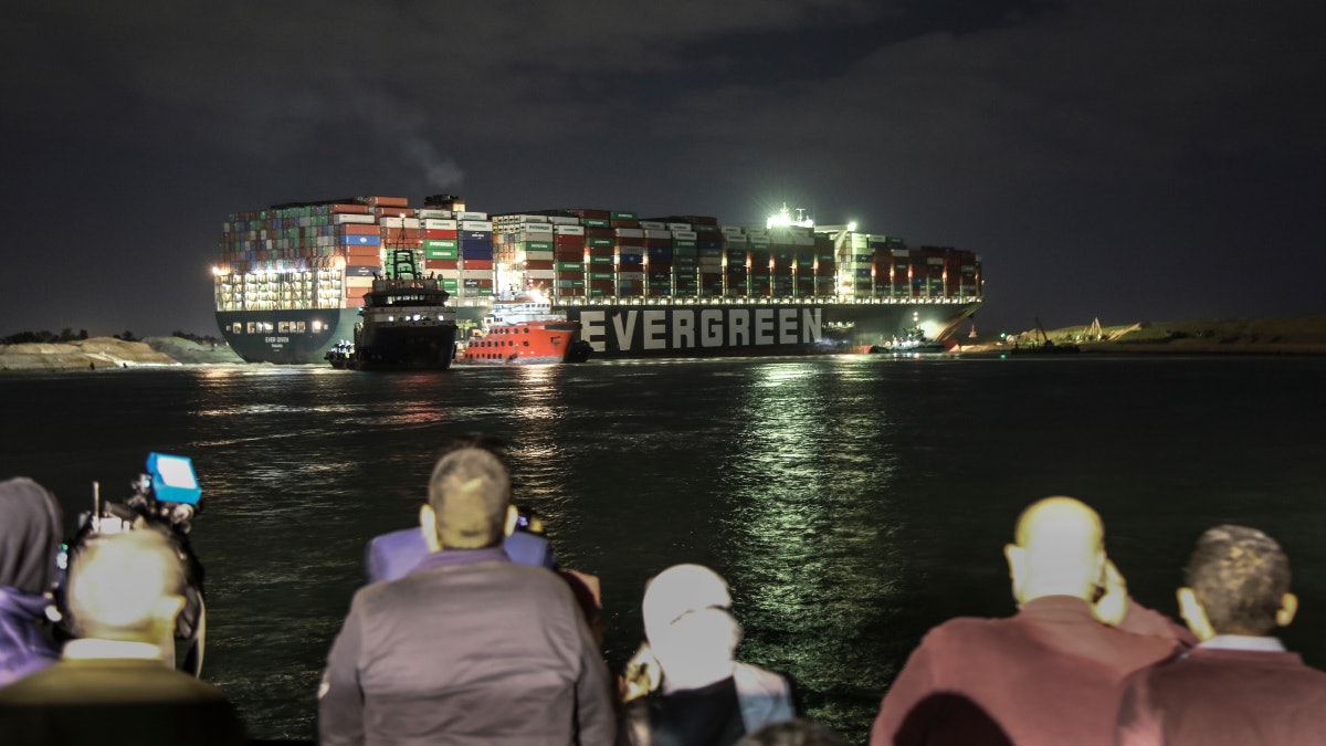 蘇伊士運河通航這麽多年，經常性擁堵，為什麽不再次挖深、挖寬？