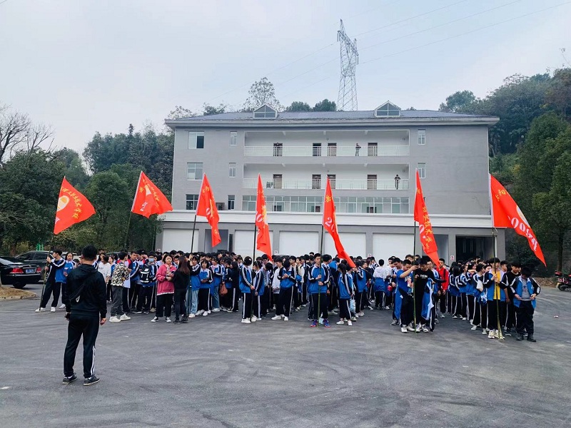 团结一致，砥砺前行：岳阳理工职业技术学校组织学生野外拉练活动