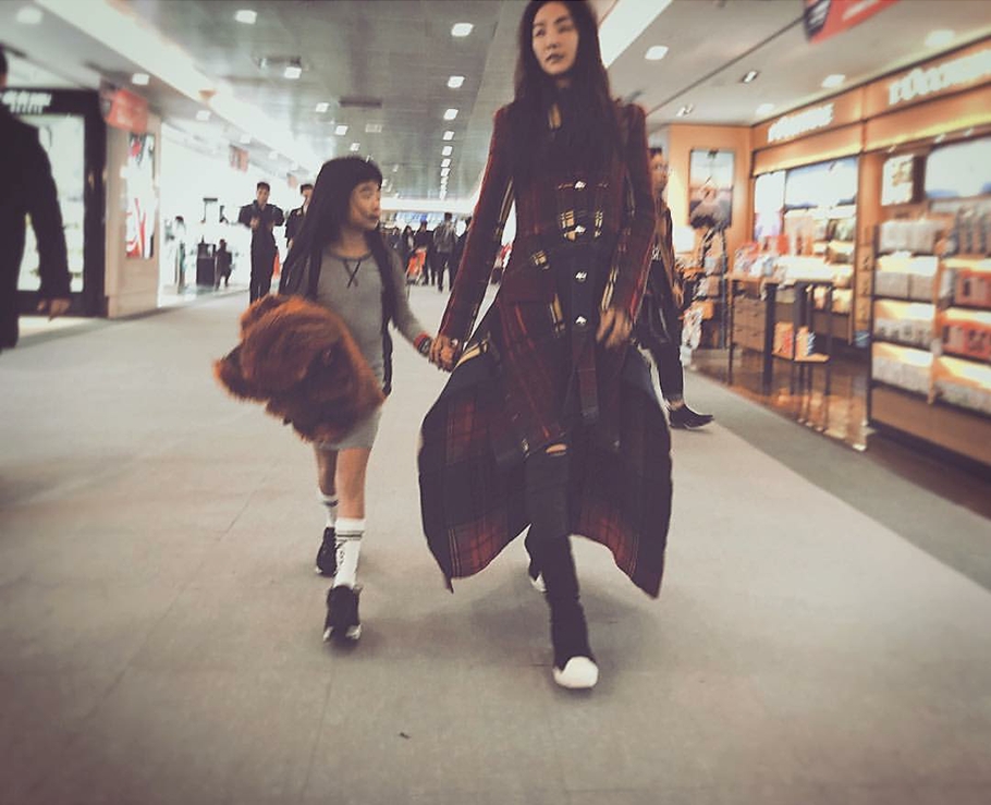 曹格10歲女兒亭亭玉立，與爸爸同框像情侶，被讚漫畫腿出眾