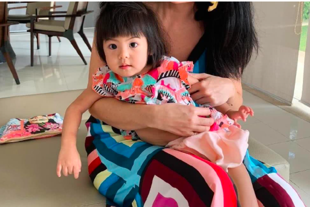 波妞讨人喜欢，被阿姨抱着还撒娇，贾静雯却想让她变小丑