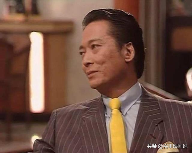 72岁恶人方刚近照，戴超大翡翠越老越慈祥，拒绝