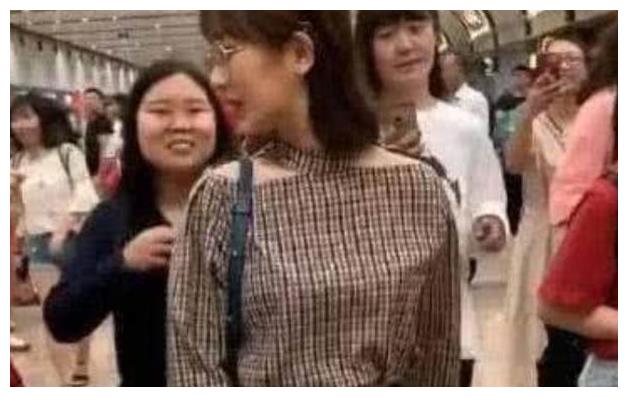 杨紫机场被围堵拍摄，路过老大爷却飙脏话？瞬间变脸神色太不自然