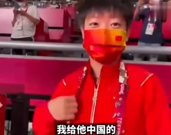 孙颖莎不愧是00后小魔王,点名刘国梁陪练,找奥