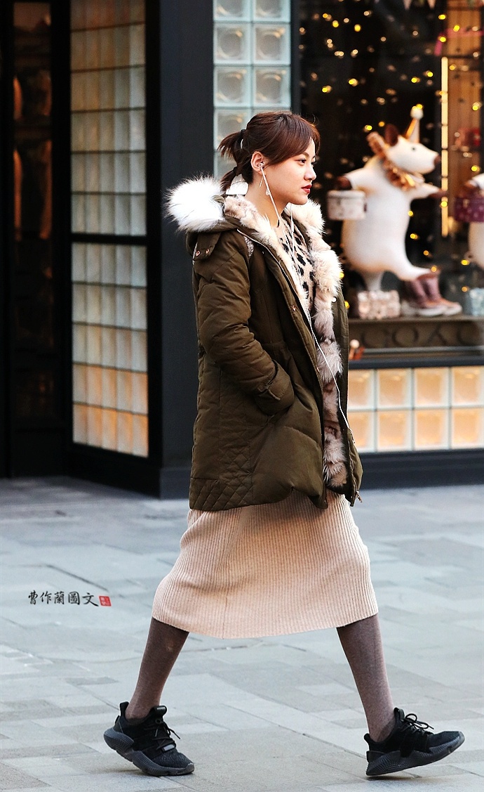 街拍 丝袜美女，穿来穿去还得是黑丝图片