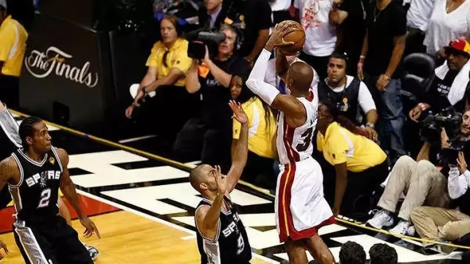 NBA历史最强的十支球队，01湖人仅第五，16骑士垫底