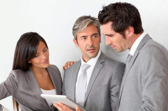 马伊琍陈数参加国剧盛典被指坐姿散漫，与后排