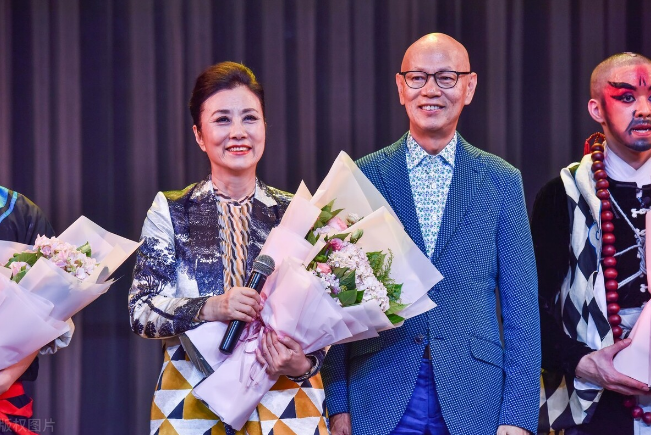汪明荃用塑料布铺桌子显寒酸，却被曝房子值六千万阳台能站50人