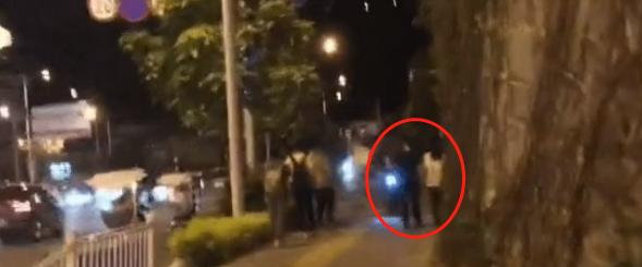 冯绍峰赵丽颖晚上散步，恩爱甜蜜，网友：狗粮