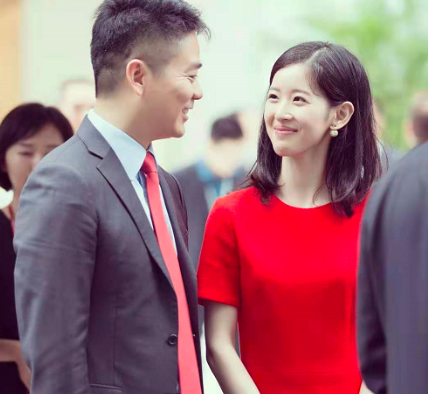 27岁章泽天参加聚会，一袭长裙尽显贵妇气质，耳