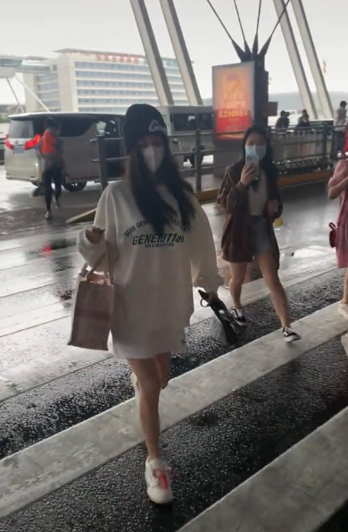 baby陪儿子玩耍后开工，小海绵机场送别妈妈，不哭不闹超乖巧