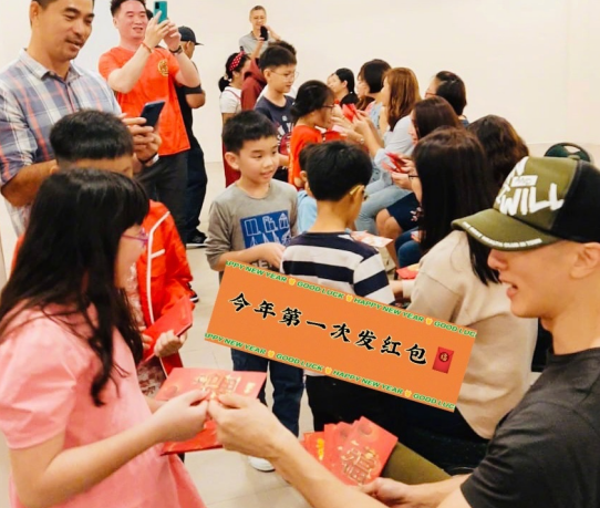41歲吳尊曬與同學聚會照，被指像是兩輩人，手拿大疊紅包太豪氣