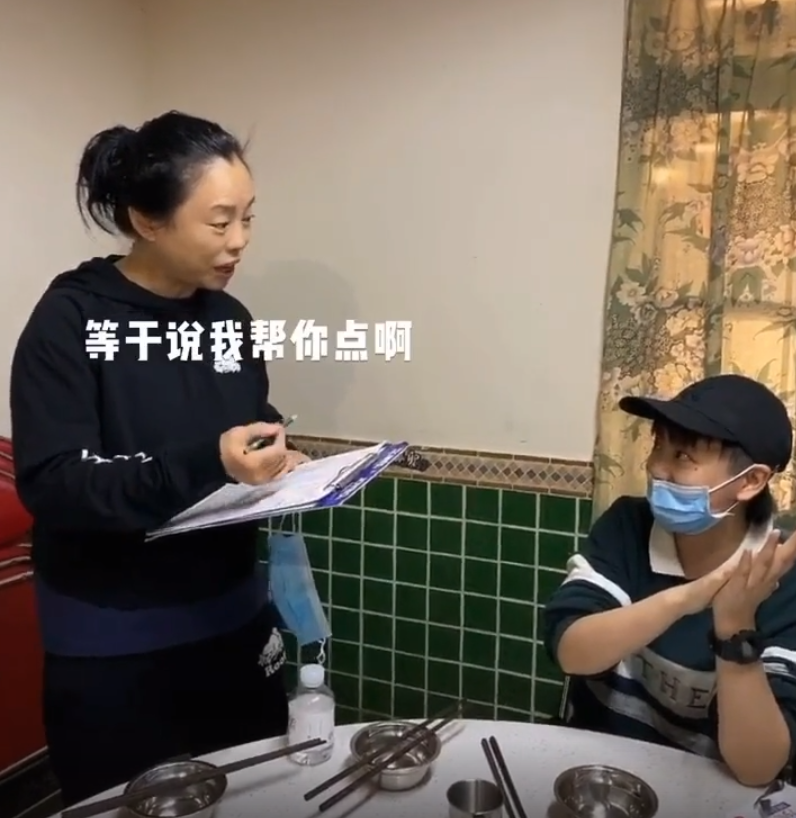 歌后黄绮珊近况罕曝光！52岁转行做服务员？面色黄如土被嘲似大妈