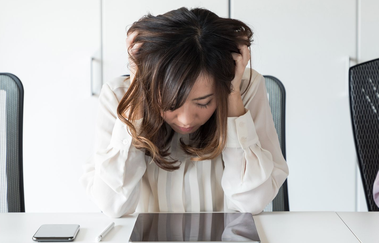 顶尖大学才女失业，沦落色情业陪酒！日本年轻人已经内卷成这样了