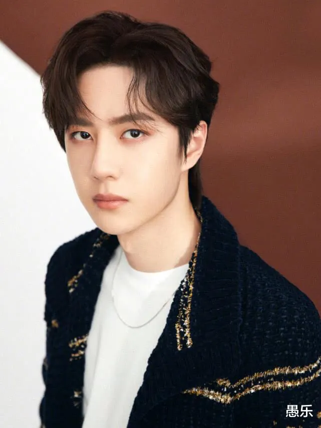 王一博旧照被扒出，五官精致6块腹肌荷尔蒙爆棚，无意暴露缺点