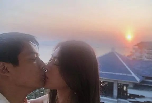 周迅离婚引热议，27年恋爱史不输情敌王菲，天后