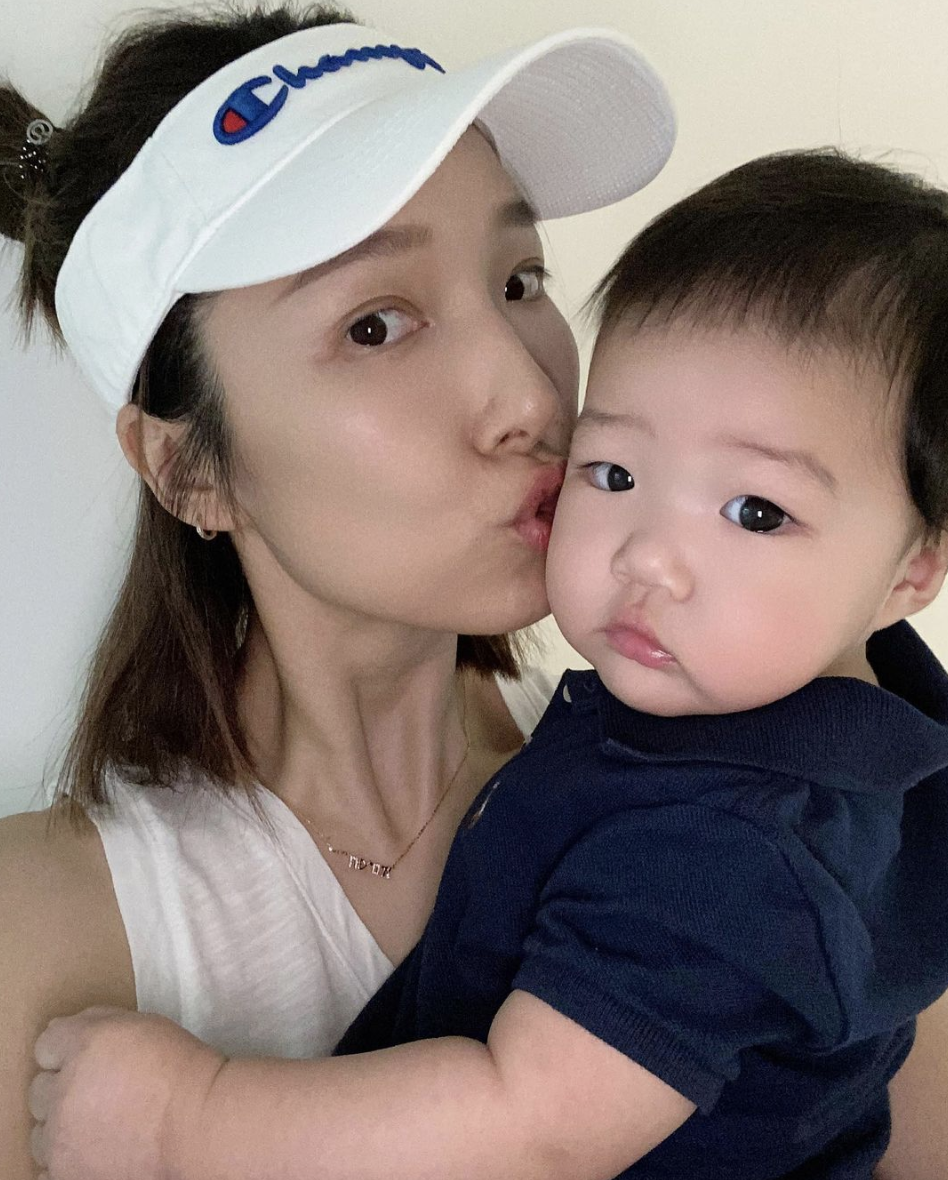 李亚男晒瑜伽照，小女儿趴在妈妈背上可爱出镜，换发型后颜值飙升