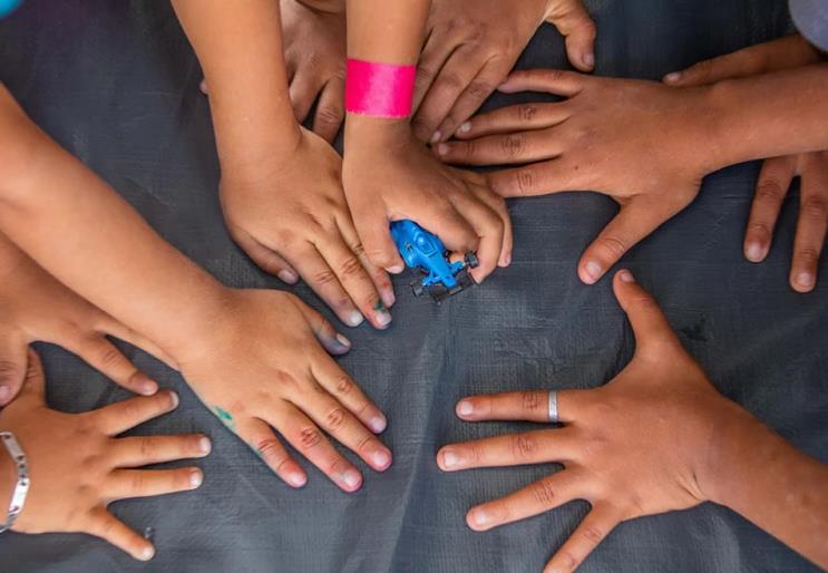 因父母涉嫌非法移民？美毫无底线，将千余名无