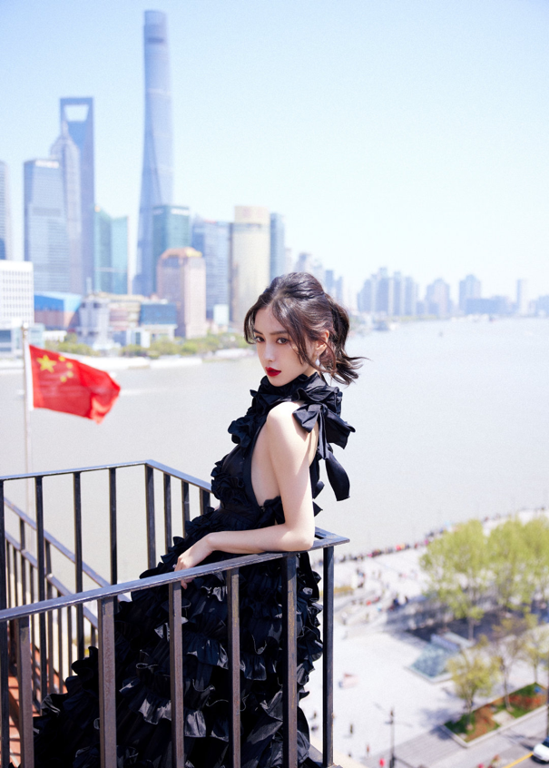 32岁baby晒性感照，露背礼服大方秀蝴蝶背，耳朵通红引粉丝担忧