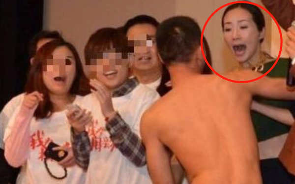 Female star of famous Qing Chun is pulled by the man hair! Airport within an inch of kisses by force by him, cry for help to escape hastily aloud