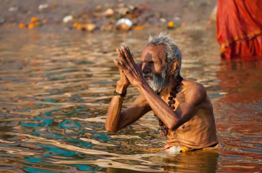 漂浮着死尸的恒河水，为什么印度人敢直接喝，难道他们进化了？