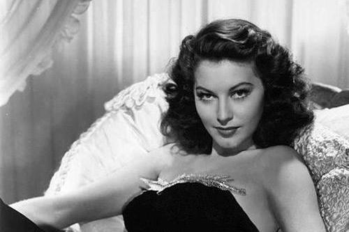 她是克格勃女特工，爱因斯坦被她迷倒，甘愿提供原子弹核心资料