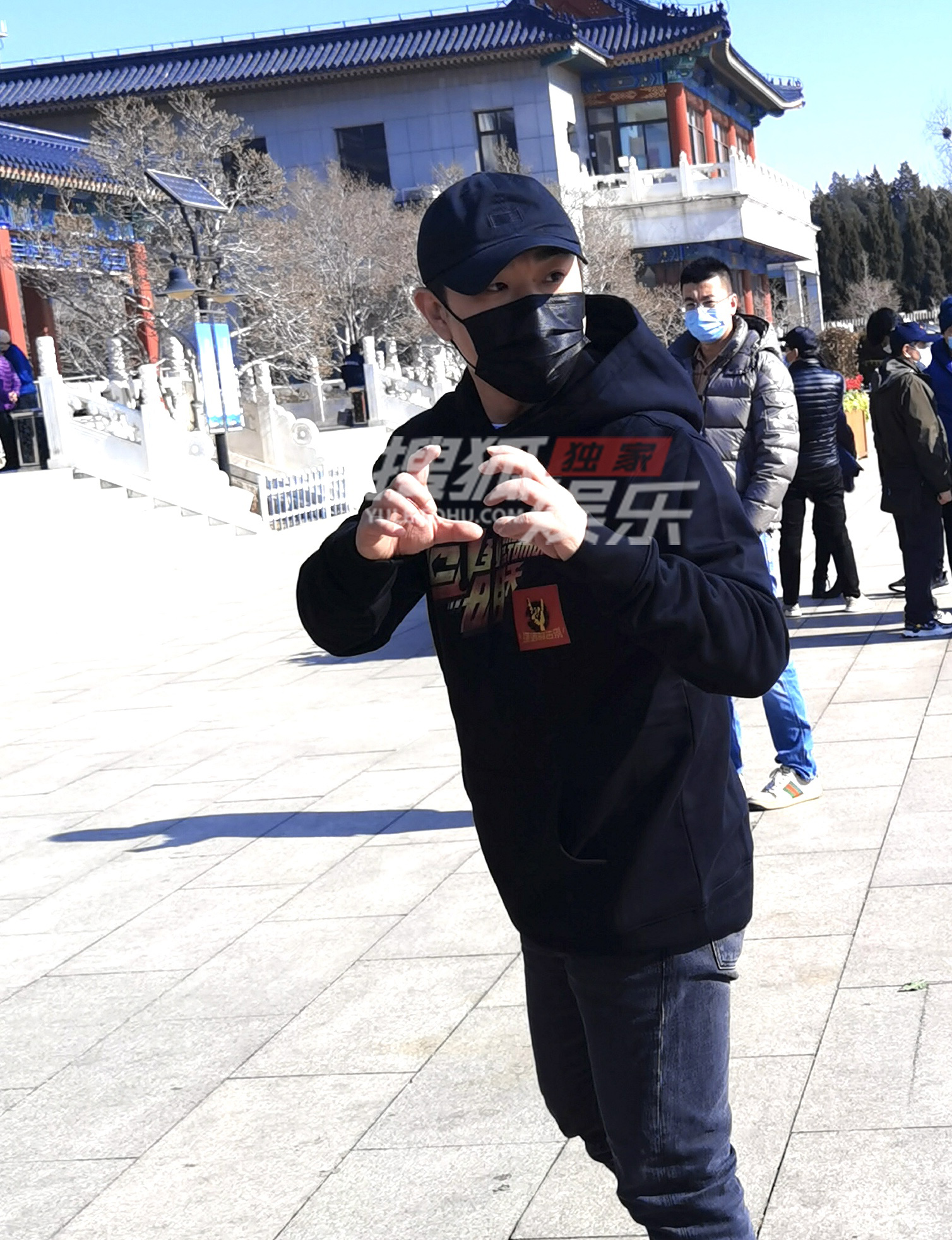 Zhao brilliant memorial meeting holds Huang Bo to hold small safflower to grieve over today the modest tear of Xue asperses the spot