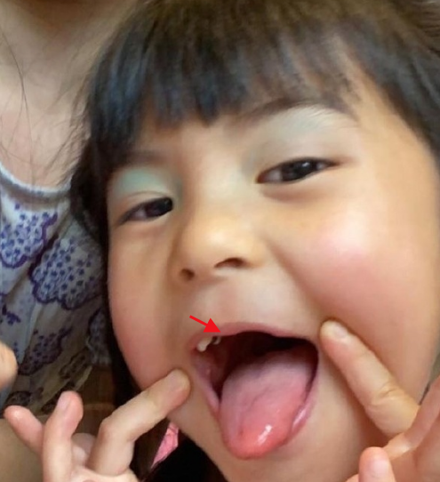 贾静雯仨女儿久违同框，4岁波妞涂绿色眼影搞怪大笑，黑虫牙抢镜