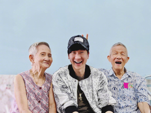 林俊傑陪媽媽回娘家，唱歌沒人搭理，網友吐槽：這就是單身的結果