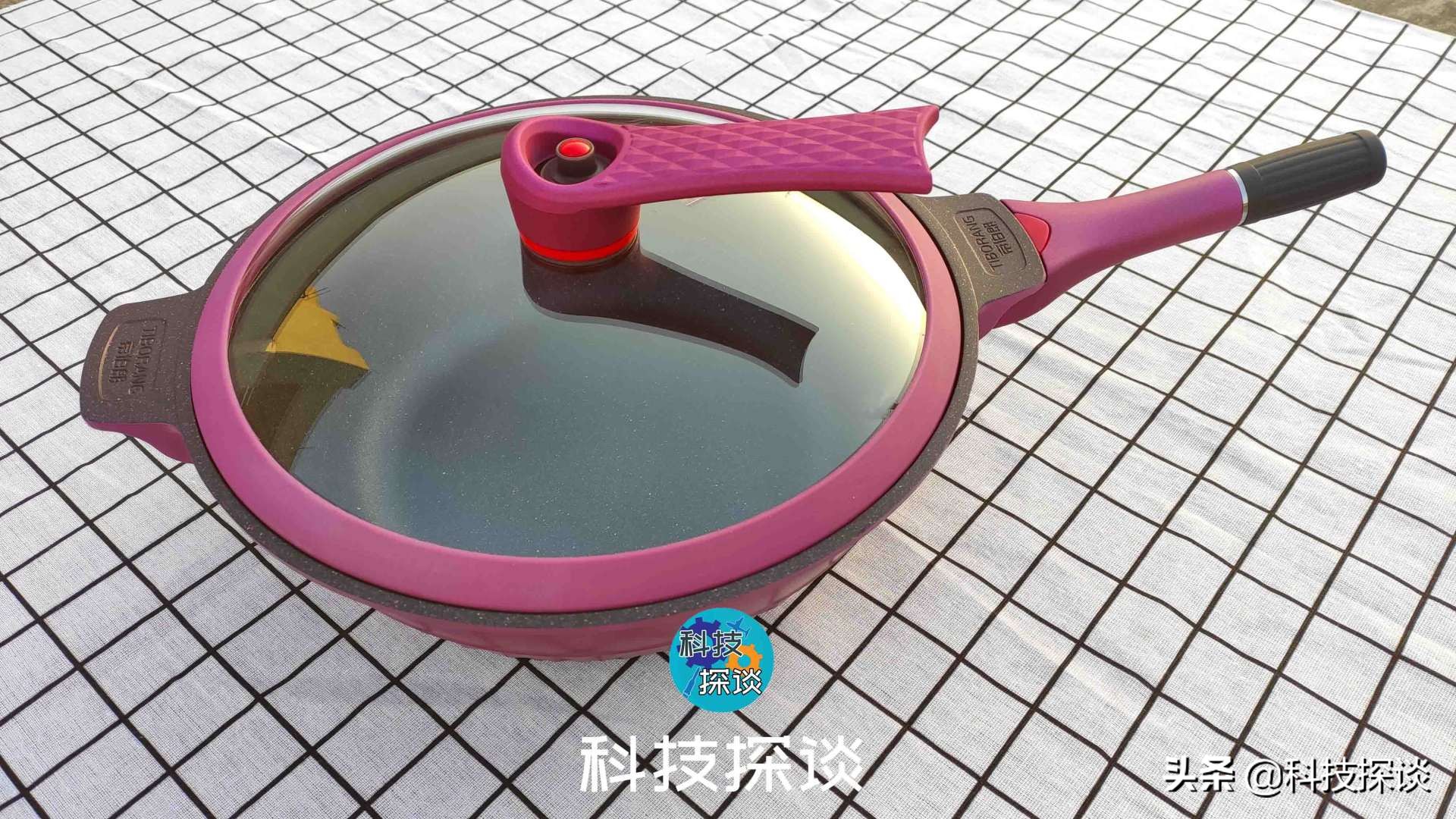 吃鸡啦，还加了土豆、青椒、茄子和豆芽，帝伯朗钛钻不粘锅挺好用