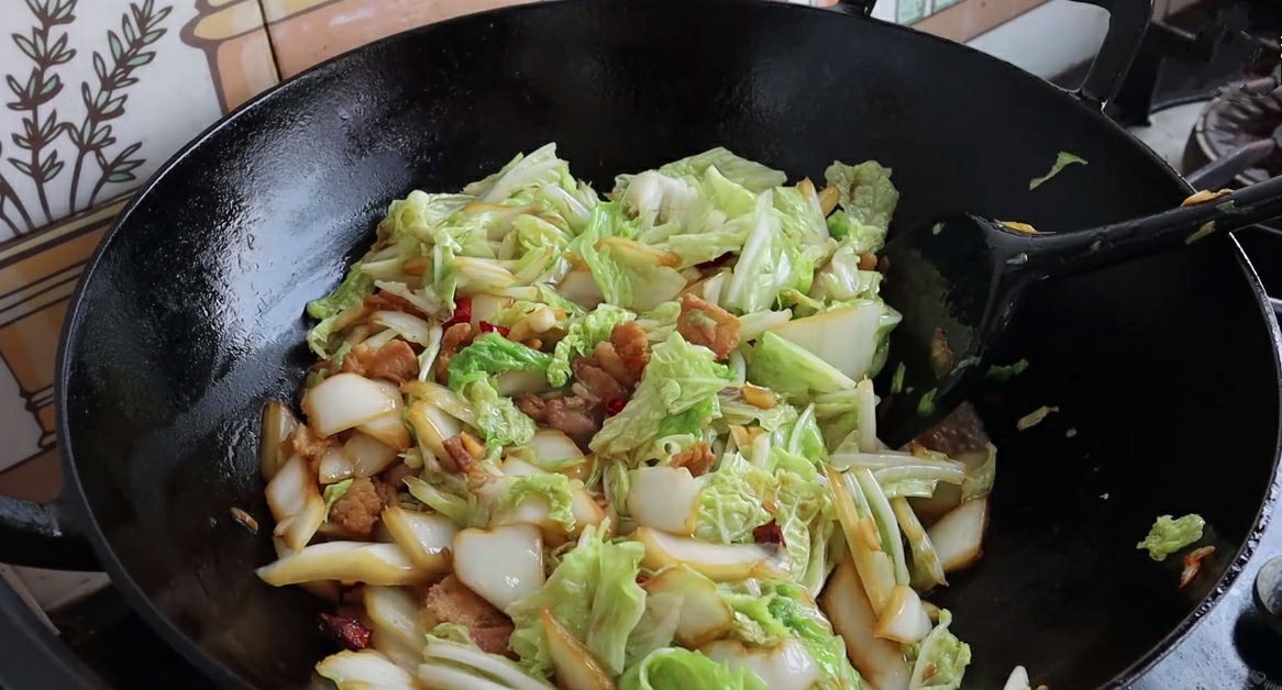 白菜燉豆腐怎樣做才好吃？原來做法有訣竅，一次燉一鍋，太解饞了