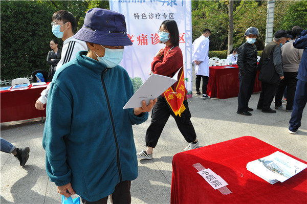 徐州市中医院专家走进彭祖园开展义诊及中医药宣传服务活动