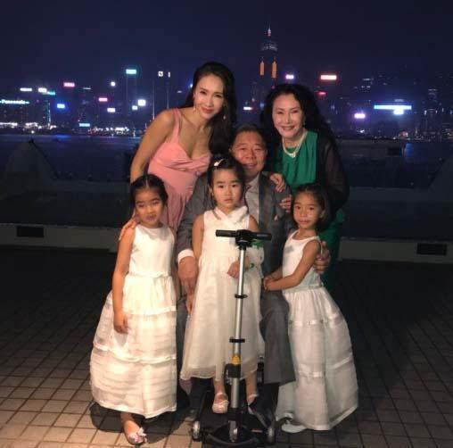 黎姿带3个女儿做善事，为独居长者送中秋礼物，人美心善超暖心