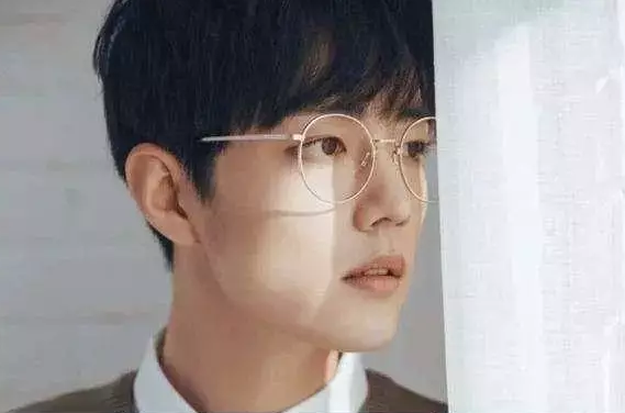 戴眼镜的朱一龙比肖战好感度更高，王一博禁欲感魅力爆棚