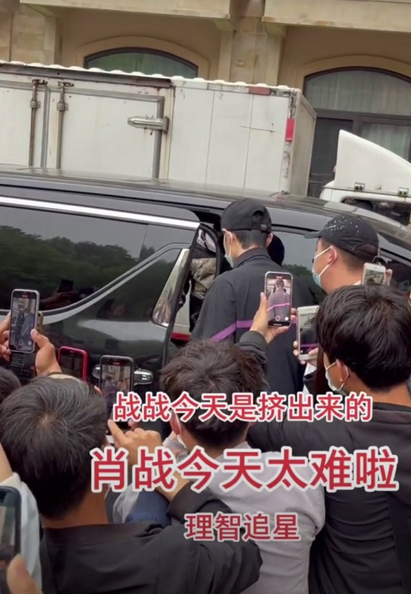 Xiao Zhan is answered " jade bone Yao " era is patted have strange court, the late night wears sunglasses, successive 3 days not transhipment of through cargo